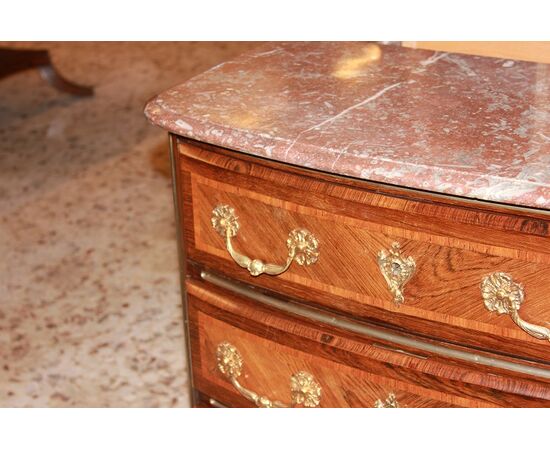 Piccolo cassettone comoncino francese Stile Reggenza con 4 cassetti piano in marmo e bronzi dorati