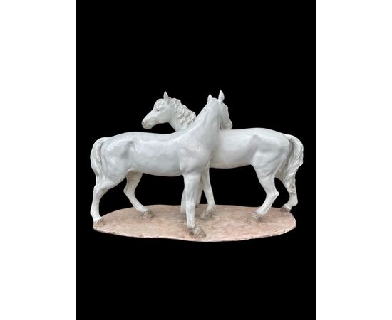 Scultura in ceramica con base raffigurante coppia di cavalli.Manifattura Mollica.Napoli.