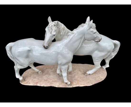 Scultura in ceramica con base raffigurante coppia di cavalli.Manifattura Mollica.Napoli.