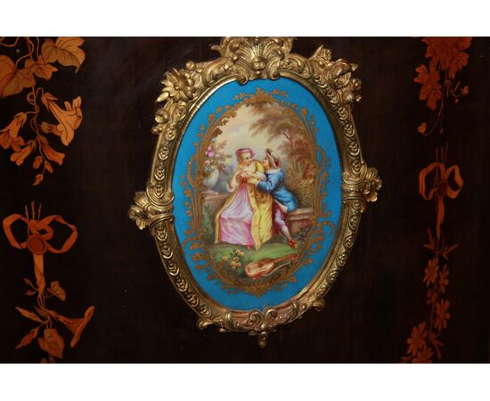 Coppia di preziosi credenzini piccoli servant stile Luigi XV in legno riccamente intarsiati con medaglione in porcellana Sevres