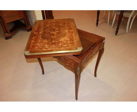 Tavolino da gioco francese stile Luigi XV riccamente intarsiato della seconda metà del 1800