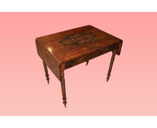 Tavolino con alette intarsiato stile Carlo X francese del 1800 in legno di noce fiammato 