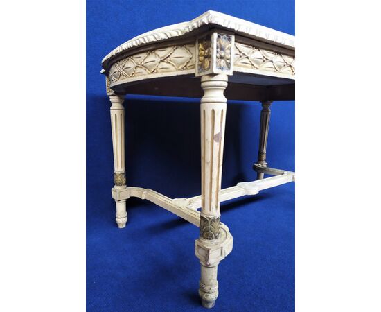 Tavolino stile Luigi XVI in legno laccato e top in marmo - Italia XX sec.