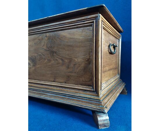 Large chest in oak and walnut - Italy 18th century     