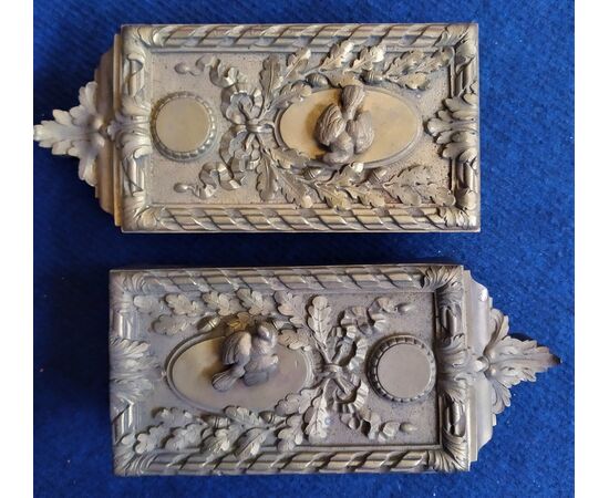2 grandi serrature + 2 carter in ottone cesellato - Francia XIX sec.