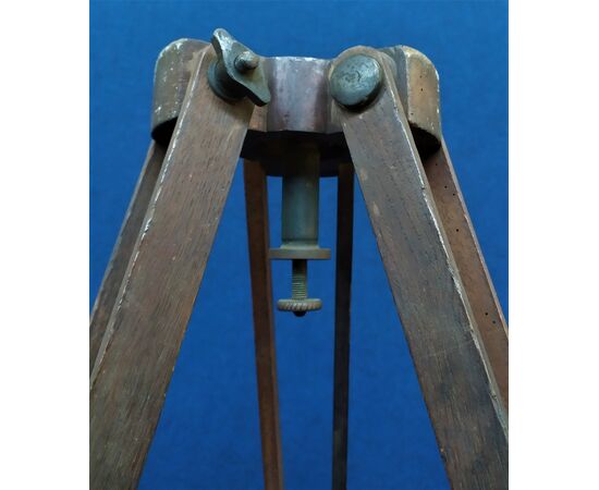 Cavalletto tripode in legno e ferro -cm 140 h- Italia anni '20