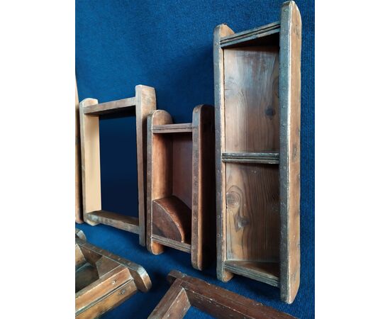 12 stampi in legno e ferro per mattoni laterizi - Italia XIX sec.