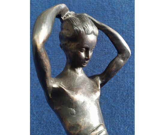 P. Troubetzkoy (1866-1938) Scultura in bronzo "Fanciulla che si pettina" cm 44 h