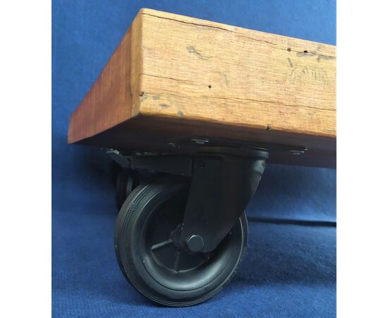 Tavolo da salotto in legno quebracho con ruote - cm 107