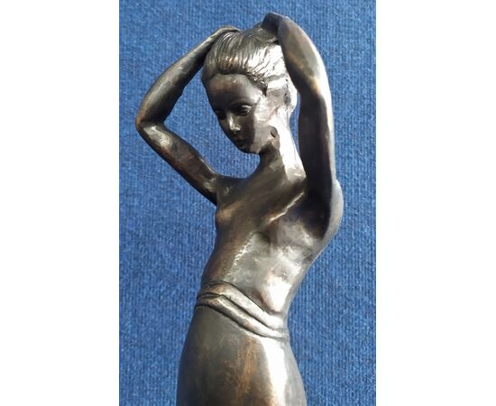 P. Troubetzkoy (1866-1938) Scultura in bronzo "Fanciulla che si pettina" cm 44 h