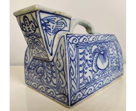 White and blue china porcelain pourer - 21 cm - 19th century     