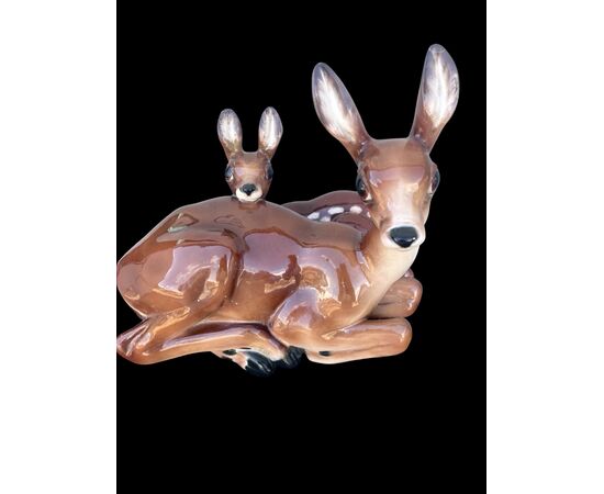 Scultura in ceramica raffigurante madre cervo con cerbiatto.Manifattura SACA,Sesto Fiorentino.