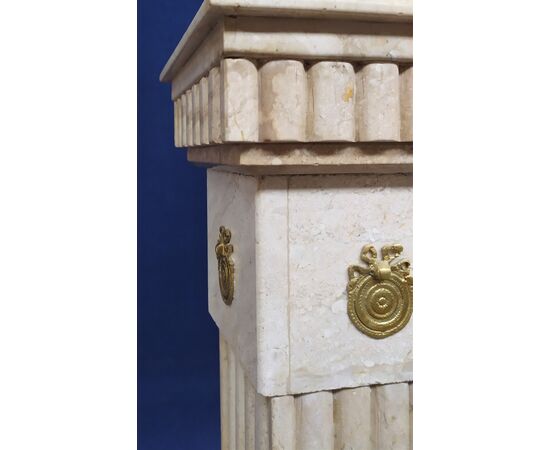 Colonna stile Luigi XVI in marmo bianco e bronzo dorato - Francia XX sec.