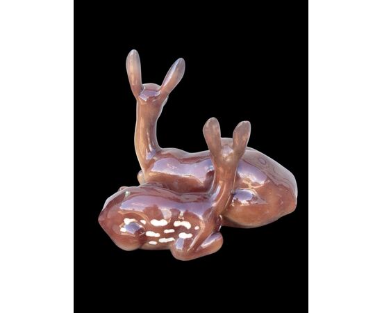 Scultura in ceramica raffigurante madre cervo con cerbiatto.Manifattura SACA,Sesto Fiorentino.