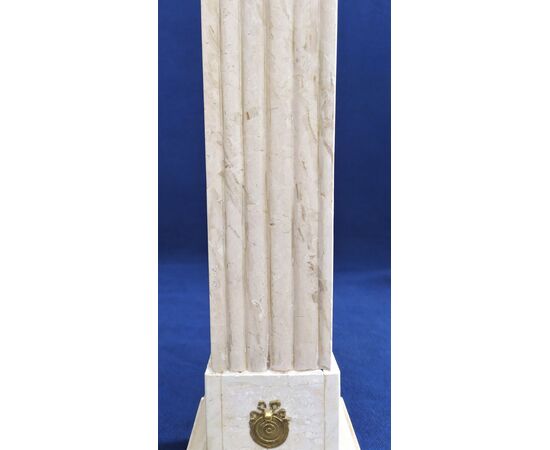Colonna stile Luigi XVI in marmo bianco e bronzo dorato - Francia XX sec.
