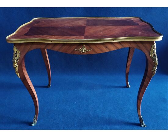 Tavolino stile Luigi XV in bois de rose e bronzo dorato - Francia XIX sec.