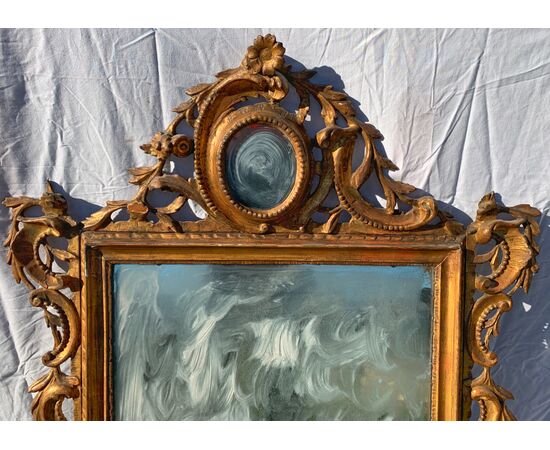 Specchiera in legno intagliato e dorato. Venezia, XVIII secolo.