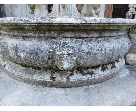 DARS574 - Fontana in pietra, con cavalli e putto, cm circonferenza 330 x H 250