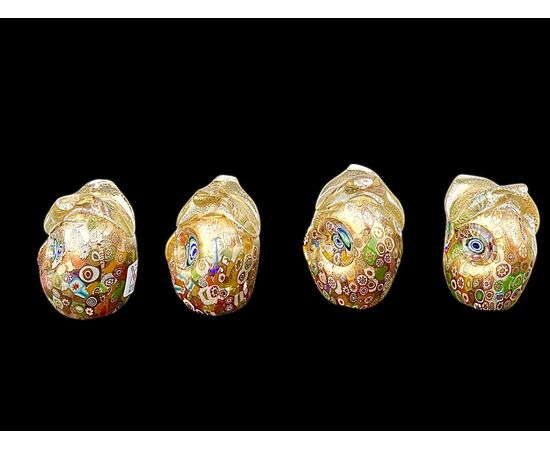 Serie di quattro gufetti ( o civette) in vetro pesante sommerso con murrine e foglia oro.Murano.