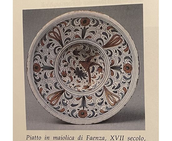 Majolica plate with calligraphic decoration and architecture. Deruta.     