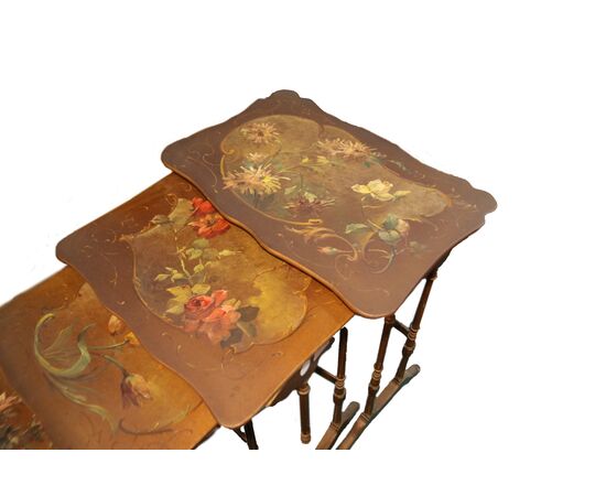 Tavolini a nido dipinti francesi di fine 1800 stile Liberty