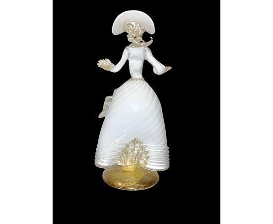 Figura di dama in vetro su base circolare con lattimo e foglia oro.A.Ve.M. Murano.