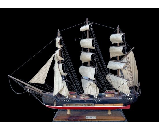 Modellino di nave ‘fregata’ in legno dipinto.Spagna.