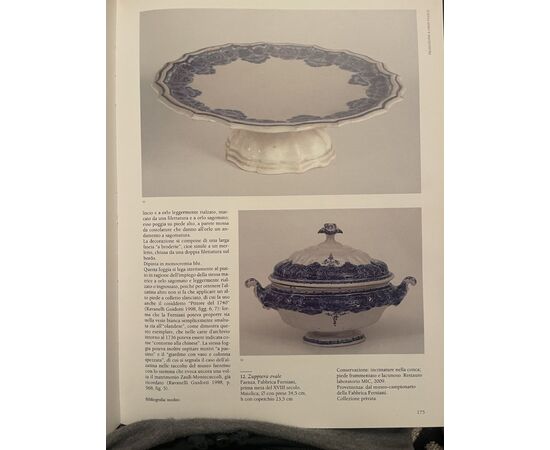 Coppia di piatti in maiolica in monocromia turchina con decoro floreale stilizzato..Manifattura Ferniani,Faenza.