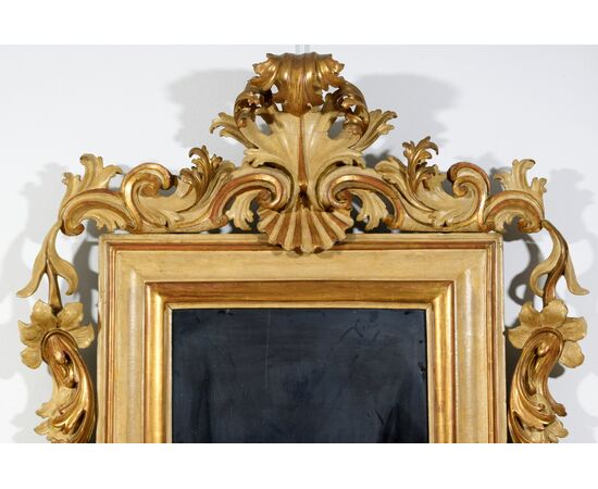 Grande specchiera laccata e dorata a motivi rocailles, Veneto, primi anni del XVIII secolo