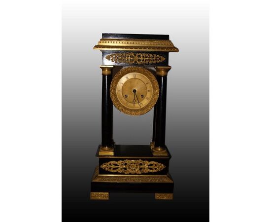 Orologio francese stile Impero del 1800 in legno ebanizzato con bronzi