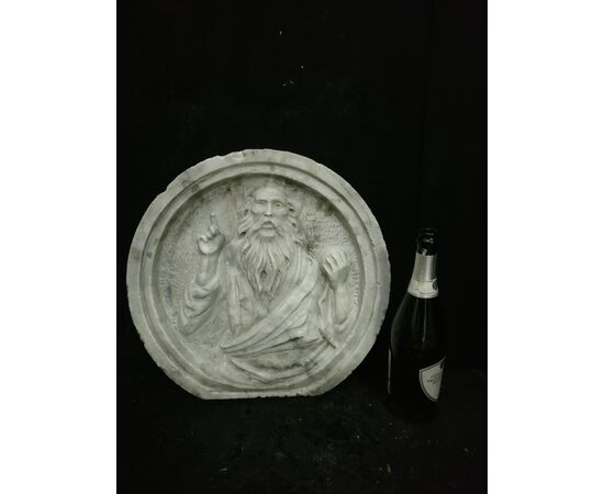 Medaglione raffigurante Dio Onnipotente Benedicente con in mano il Mondo - 44 x 41 cm - Marmo di Carrara - xx secolo