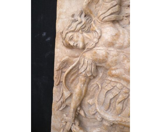 Maestoso Altorilievo, San Michele Arcangelo ed il Drago - 47 x 83 cm - Marmo Giallo Reale - Fine 19° secolo - Venezia