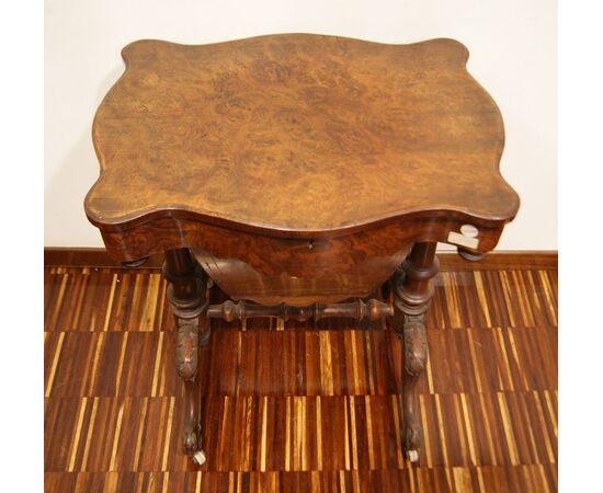 Tavolino da lavoro Vittoriano in radica di noce del 1800