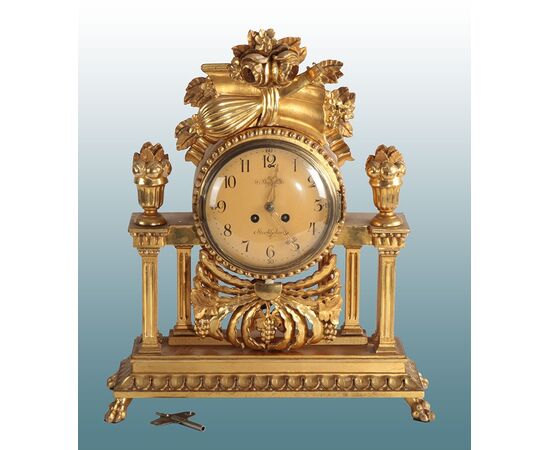 Orologio da tavolo di inizio 1900 Nord Europa in legno dorato a foglia oro