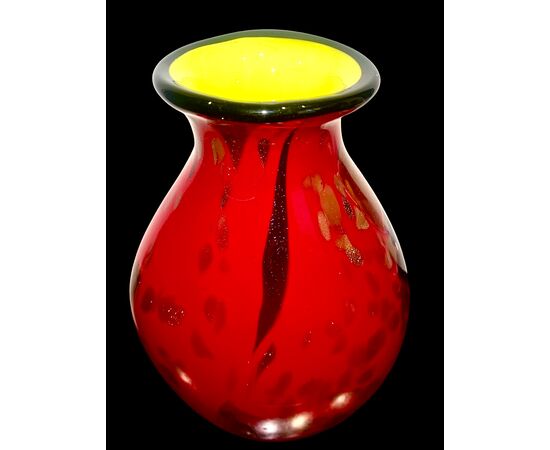 Vaso in vetro pesante sommerso rosso e giallo con inclusione di macchie di avventurina,blu,ambra e foglia di argento.A.Ve.M.Murano.
