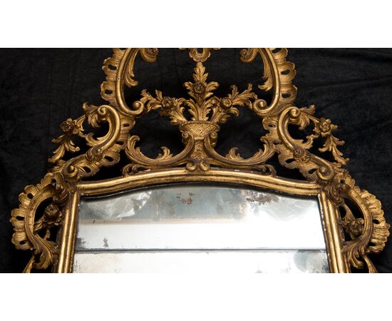 Specchiera antica Luigi XV Napoletana in legno dorato e intagliato. Periodo XVIII secolo.