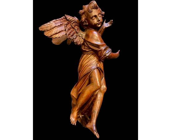 Coppia di angeli a figura intera in legno scolpito.Liguria.