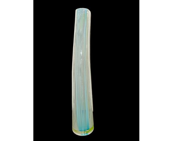 Vaso a forma ritorta a filigrana verticale lattimo,verde e azzurro.Aureliano Toso.Murano.