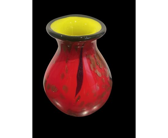 Vaso in vetro pesante sommerso rosso e giallo con inclusione di macchie di avventurina,blu,ambra e foglia di argento.A.Ve.M.Murano.