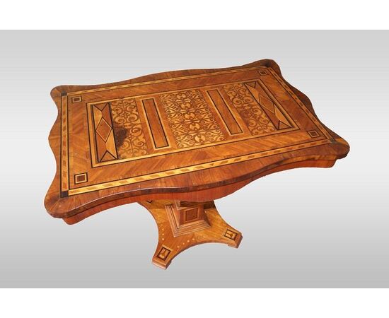 Bellissimo tavolino riccamente intarsiato francese del 1800