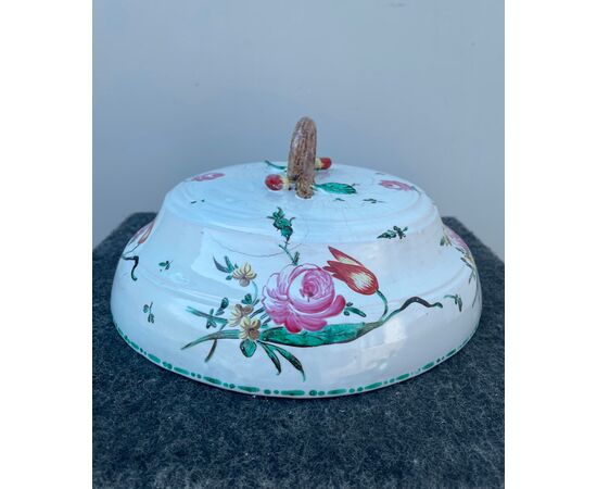 Majolica food cover decorated with rose at the third fire.Factory of Baron Malvica.Palermo.     