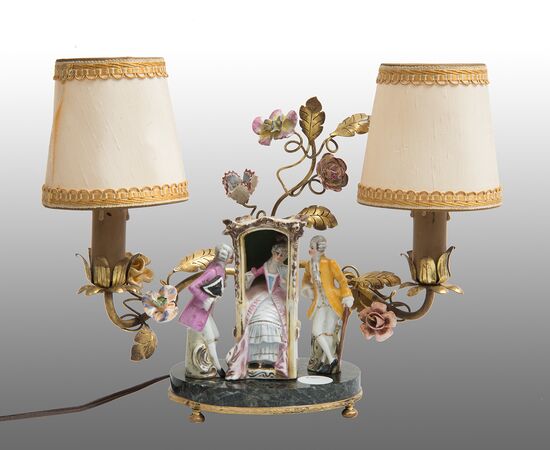 Lampada abat-jour Napoleone III Francese in porcellana policroma e bronzo dorato. Periodo inizio XX secolo.