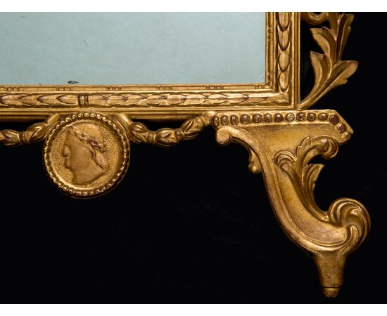 Specchiera antica stile Luigi XV in legno dorato e intagliato. Toscana Inizio XX secolo.