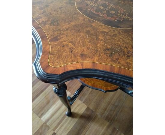 Tavolino inglese del 1800 ovale smerlato in mogano e radica di noce 