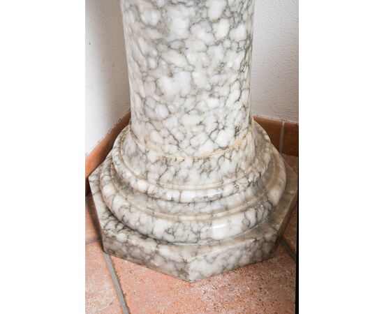 Colonna antica Romana in alabastro fiorito appartenente alla seconda metà dell'ottocento.
