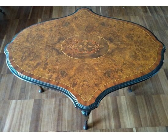 Tavolino inglese del 1800 ovale smerlato in mogano e radica di noce 