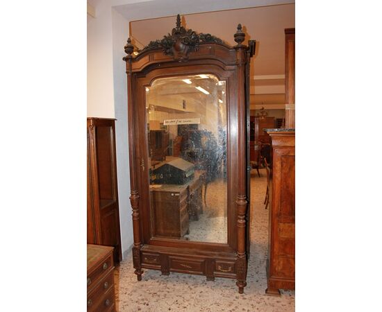 Armadio 1 porta con specchio stile Luigi XVI di fine 1800 in noce con cimasa intagliata