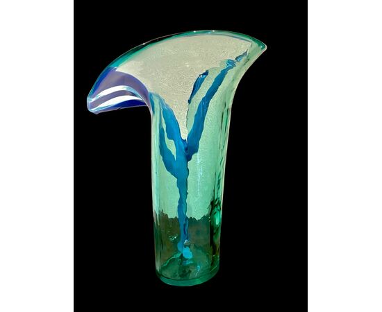 Vaso in vetro pesante verde trasparente con inserti verticali  di strisce azzurre.Murano.
