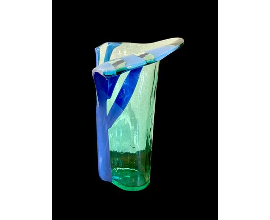 Vaso in vetro pesante verde trasparente con inserti verticali  di strisce azzurre.Murano.