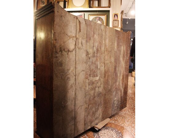 Credenza doppio corpo XVIIsec. legno dipinto a radica.